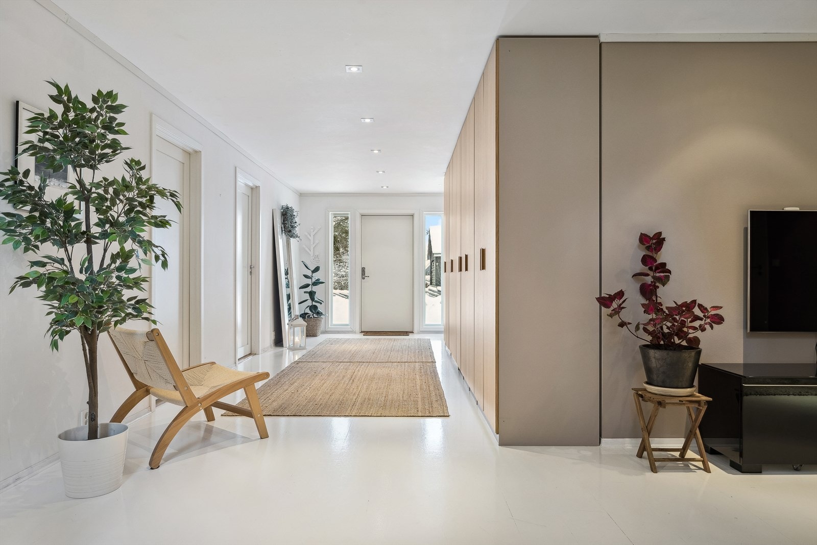 Boligen har adkomst fra underetasje, og her blir du møtt av en lys og innbydende entré med downlights i himlingen. Galleribilde