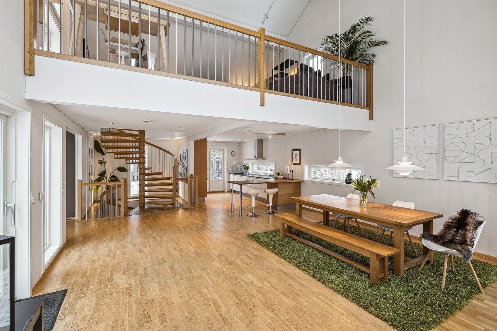 Den gode takhøyden og de store vindusflatene sørger for godt med naturlig lys, samt en unik atmosfære i rommet. Galleribilde