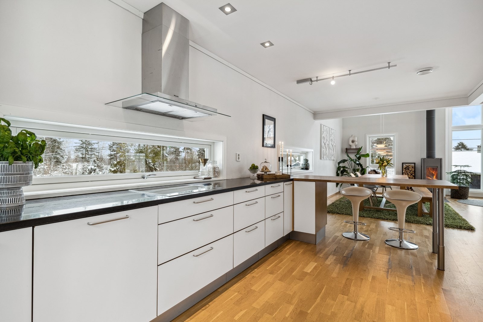 Integrerte hvitevarer fra kvalitetsmerket Miele som medfølger; ovn, induksjon platetopp, oppvaskmaskin og kjøl/frys. Galleribilde