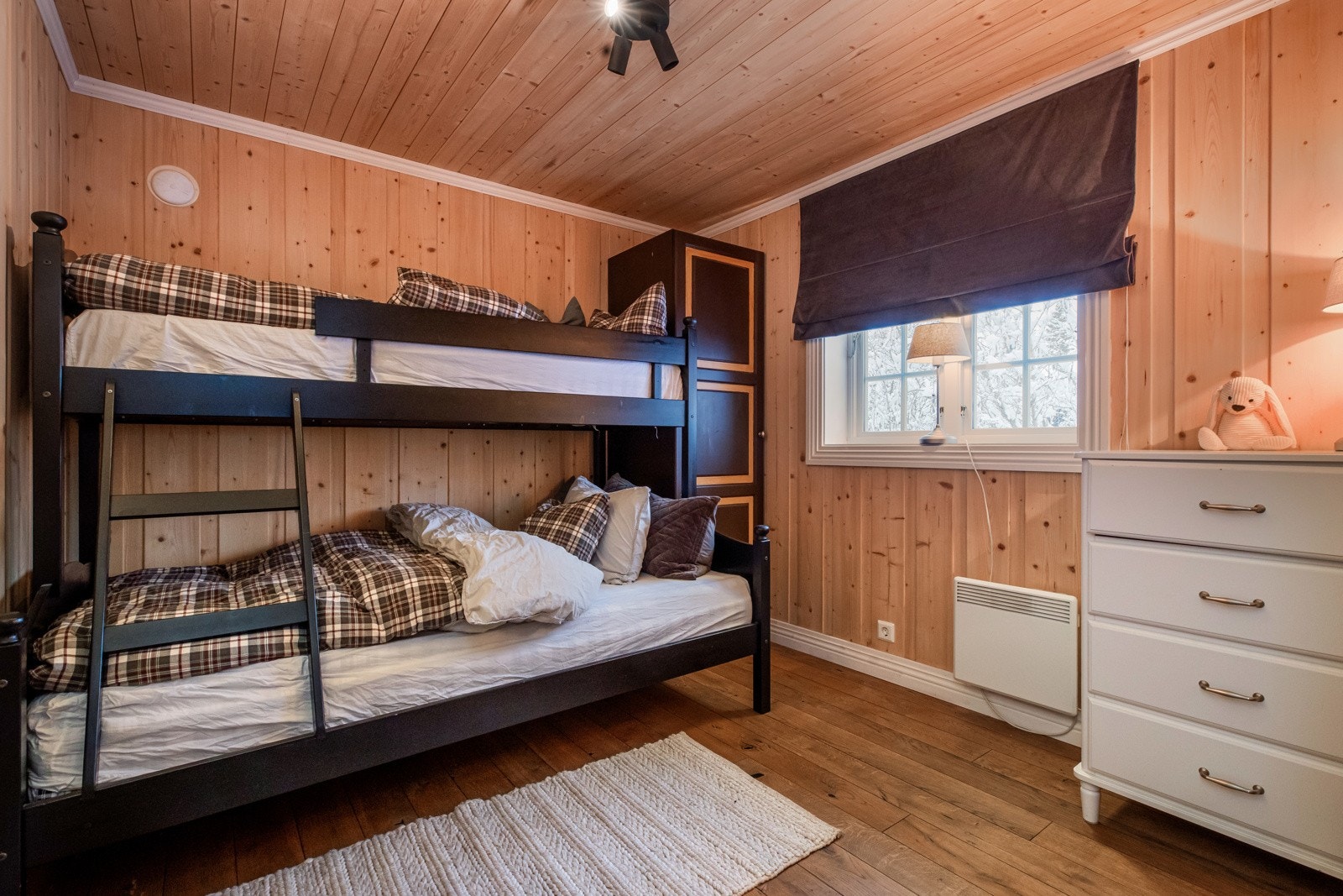 Dette rommet med plass til familiekøyeseng og kommode Galleribilde