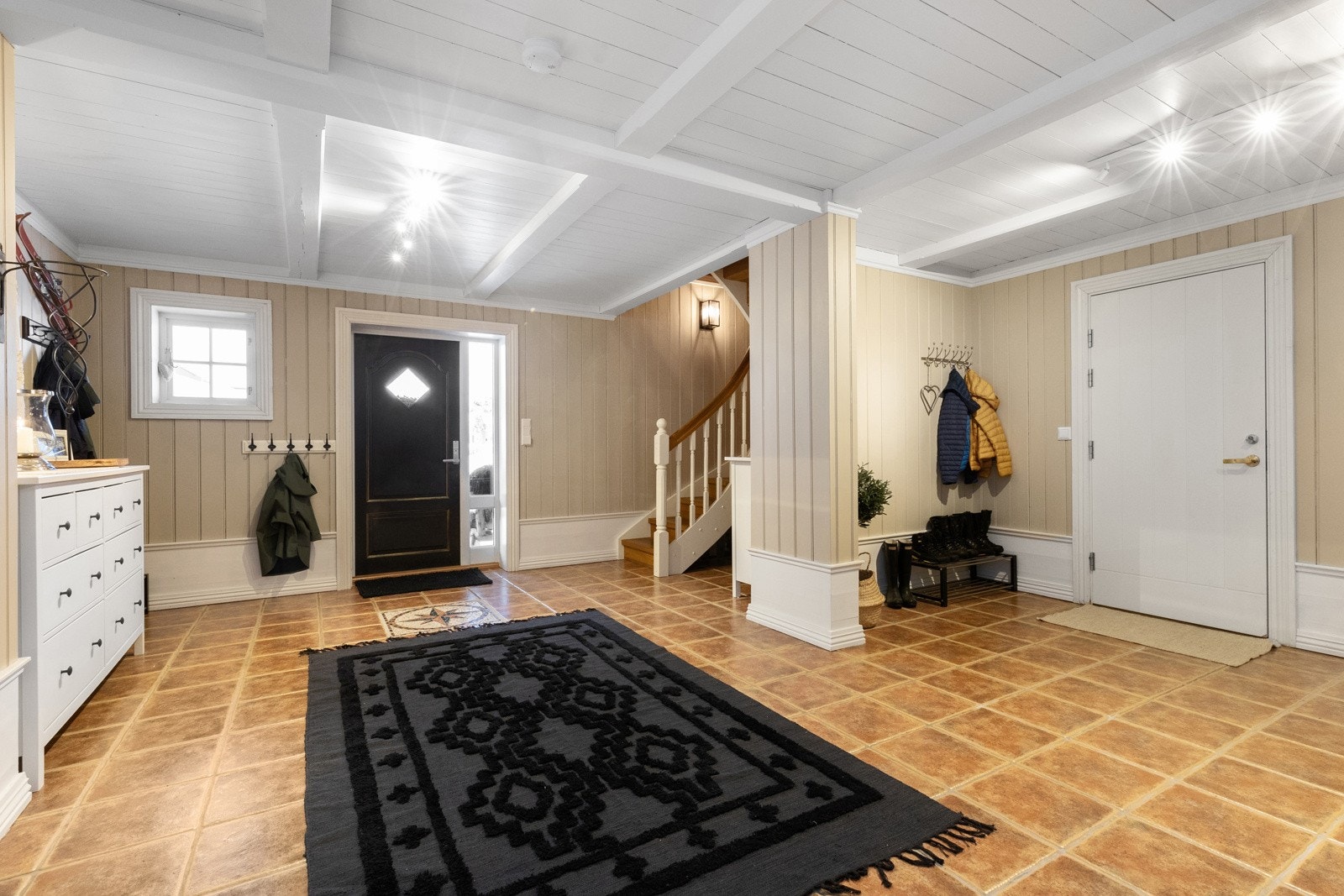 Romslig hall med meget god plass Galleribilde