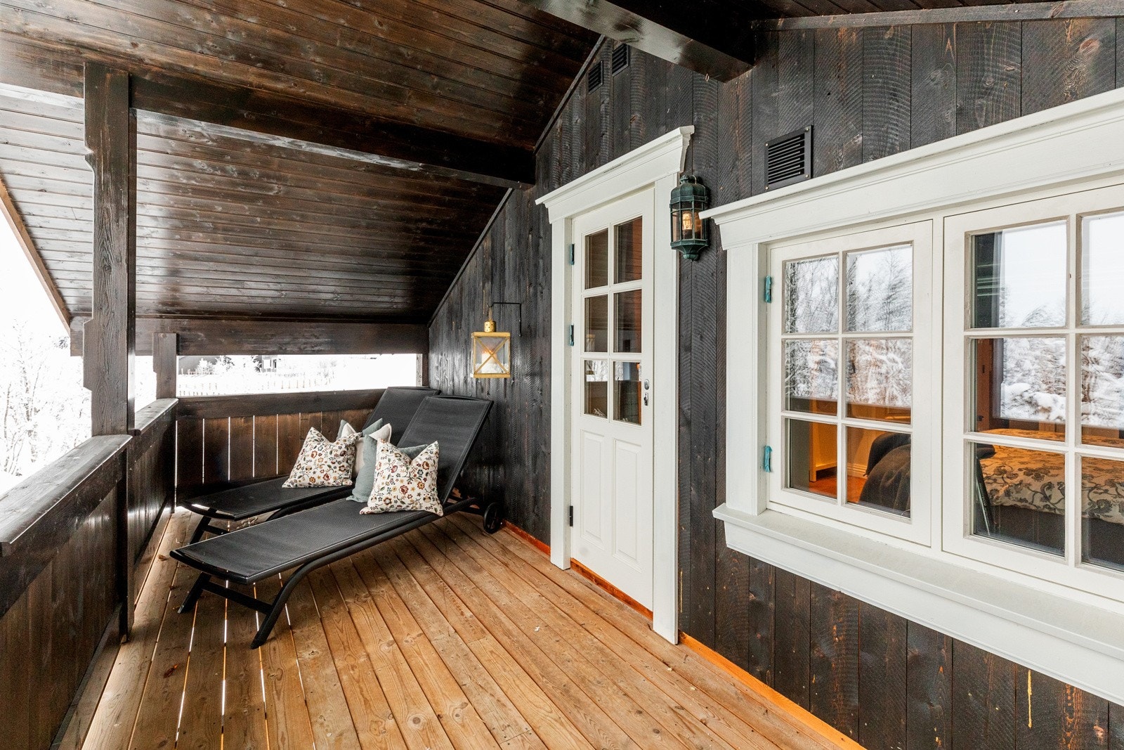 Oppe er det balkong med plass til sittegruppe eller solsenger Galleribilde