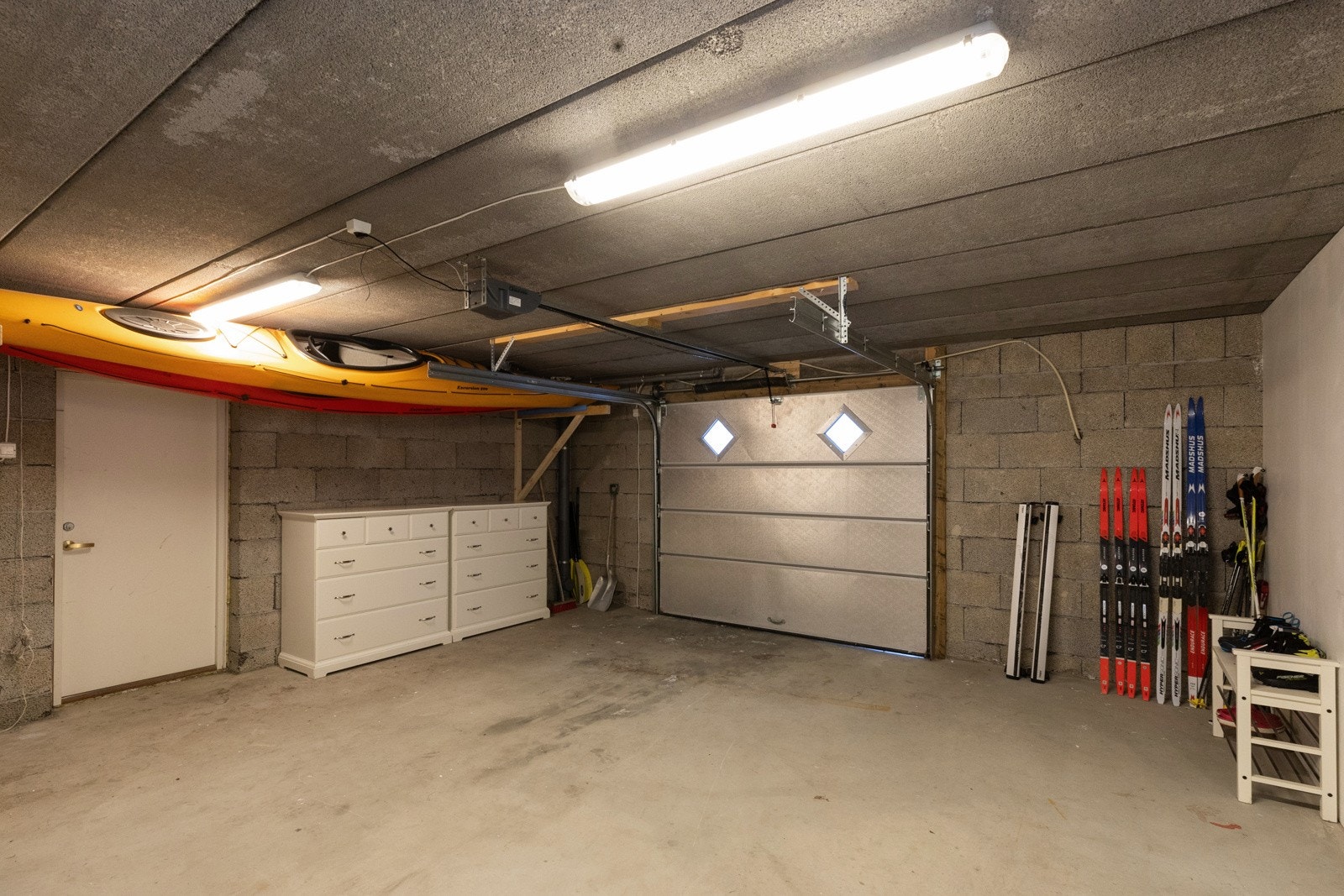 Stor garasje med god plass for biloppstilling og oppbevaring av utstyr Galleribilde