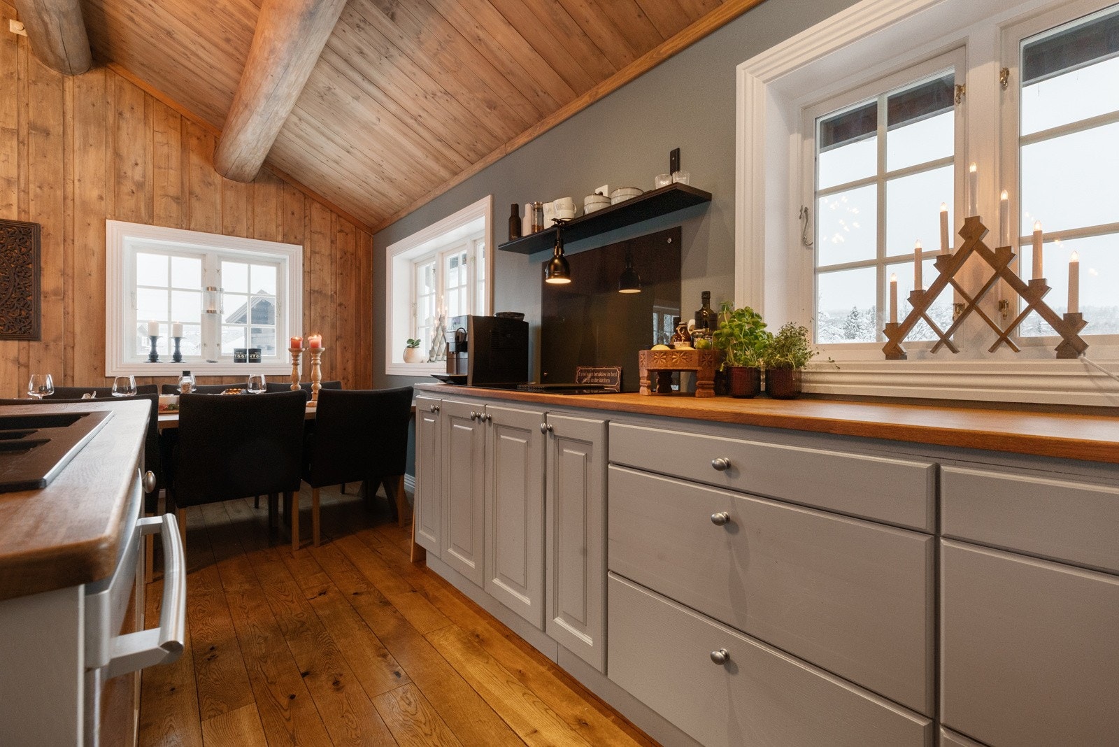 Innredning med malte profilerte fronter Galleribilde