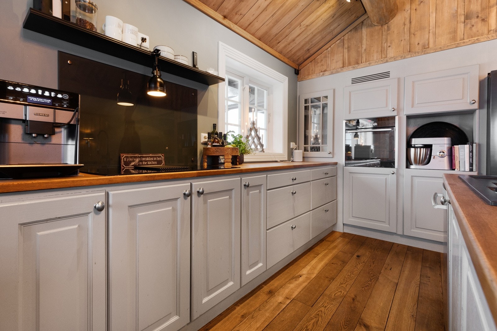 Integrert platetopp med kullfilter. Sort spruteplate og hylle over Galleribilde