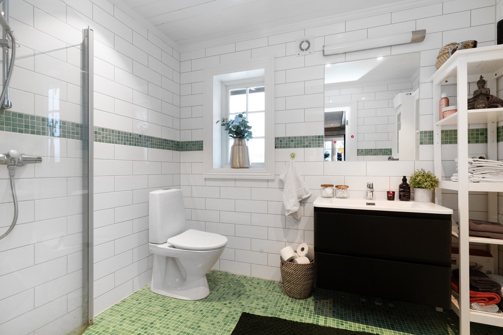 Hytta har tre delikate bad, ett i hver etasje Galleribilde