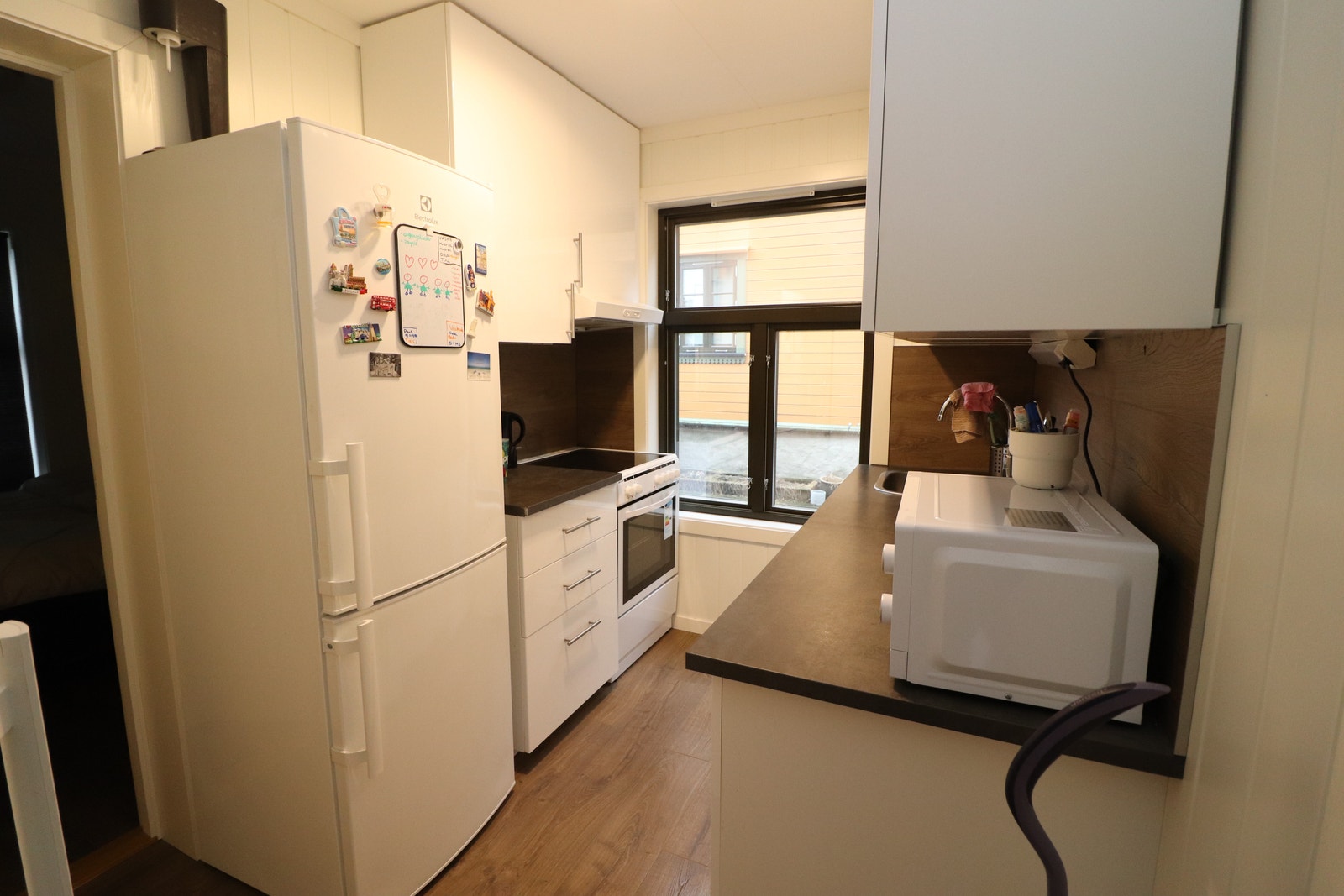 Kjøkken med 2 kombiskap(kjøl/frys), oppvaskmaskin og komfyr Galleribilde