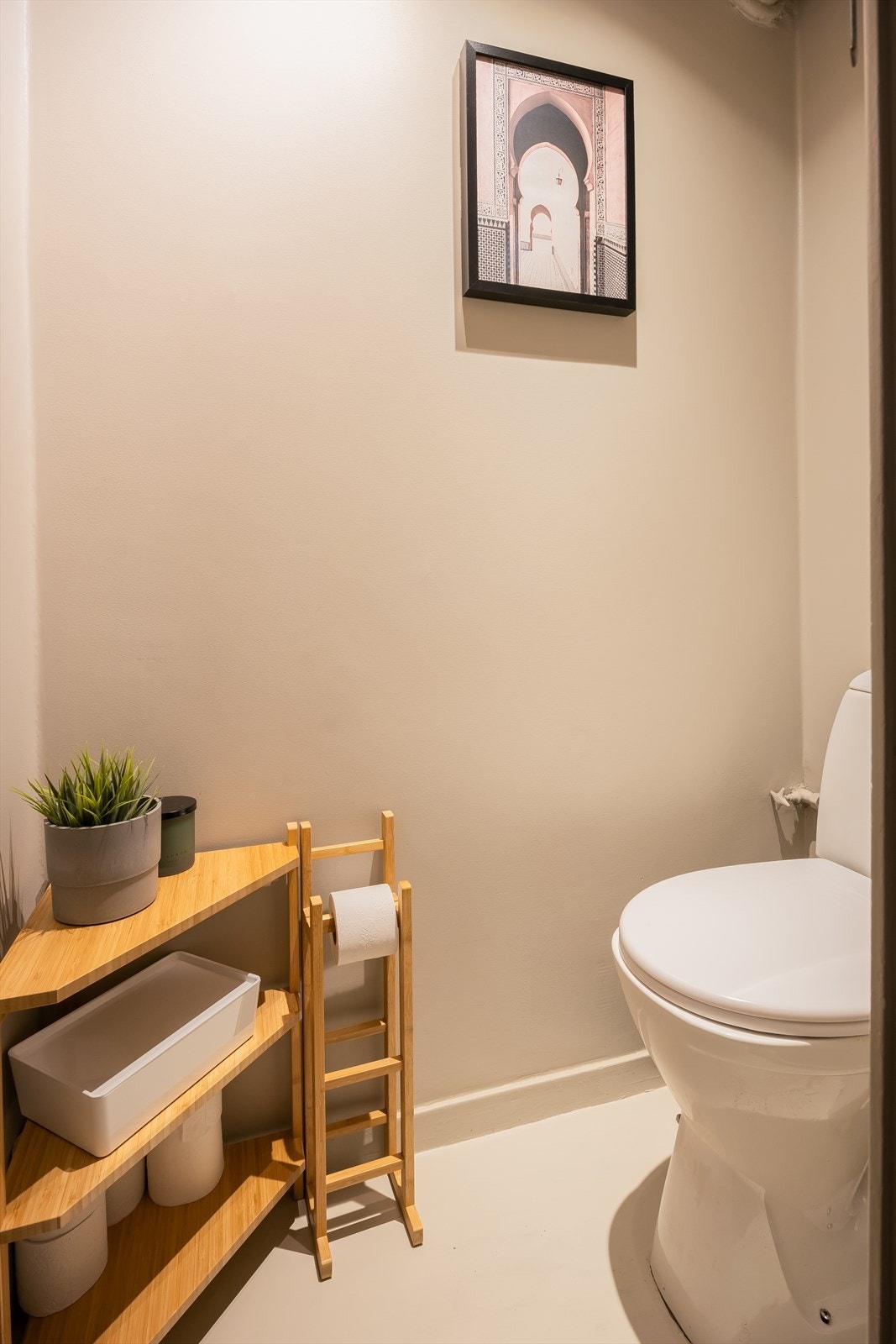 Leiligheten har også et separat toalettrom, noe som er praktisk dersom man bor flere sammen. Galleribilde