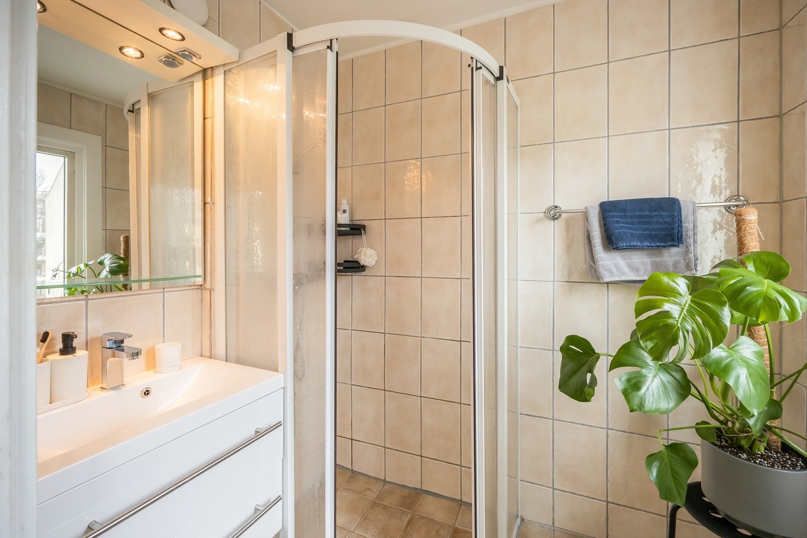 Flislagt bad på 2,8 m², med servant fra 2020. Galleribilde