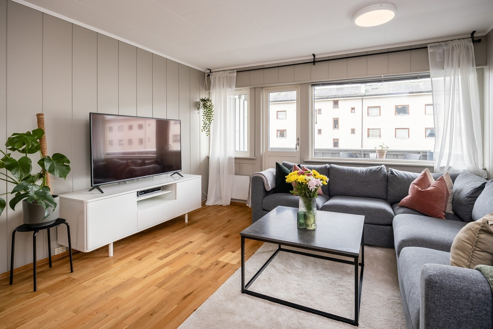 Leiligheten varmes opp med elektrisitet og vedfyring, hvor sistnevnte bidrar til en behagelig og økonomisk oppvarming. Galleribilde