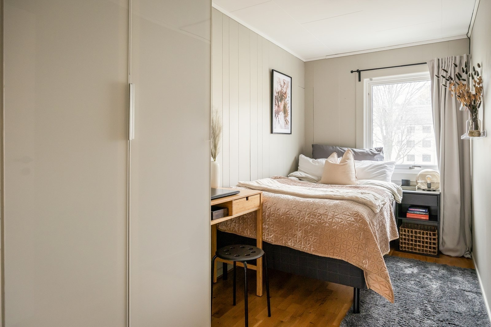Det andre soverommet egner seg godt for utleie, gjesterom eller hjemmekontor. Galleribilde