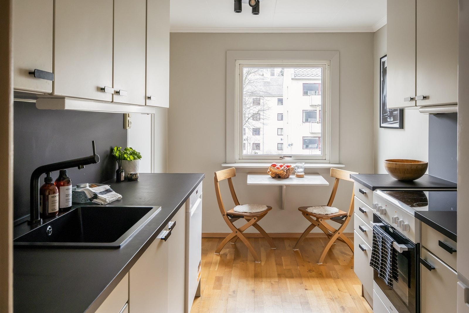 Pent kjøkken på 8,5 m² med tilstandsgrad 1 fra takstmann. Galleribilde