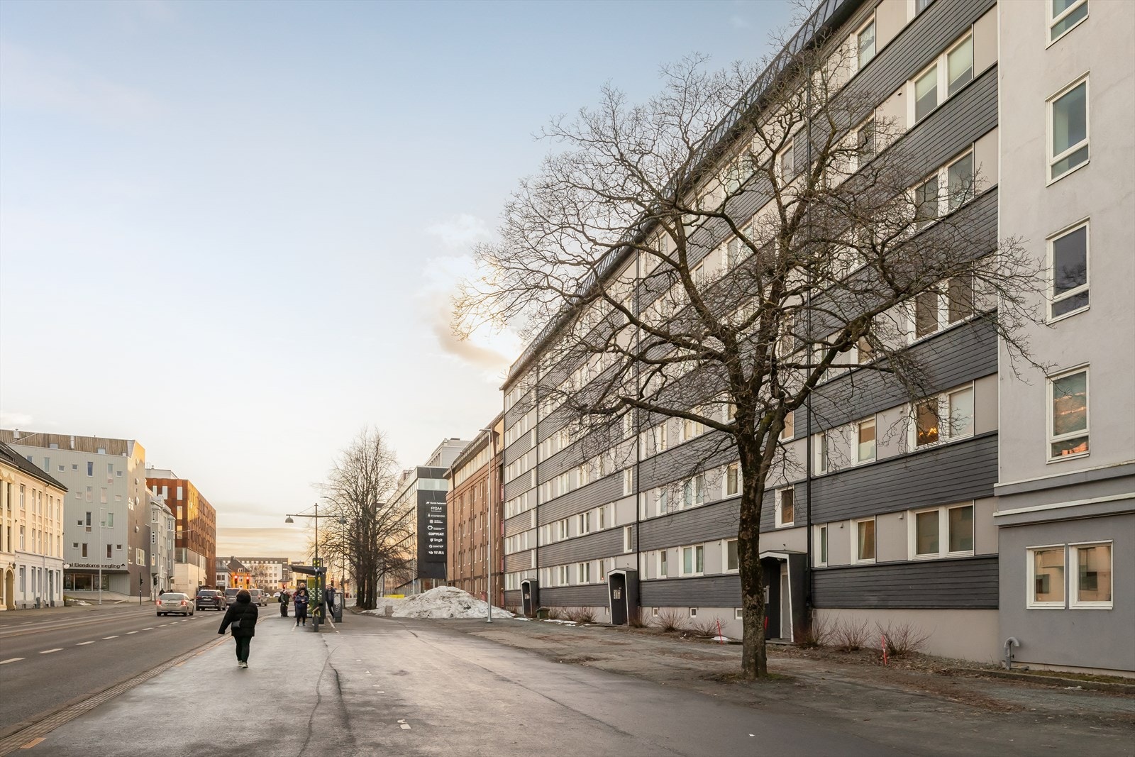 Det er mulighet for parkeringsplass i bakgården ved søknad til styret. Dette fordeles etter venteliste og koster 80 kr/mnd. Det er også gjesteparkering. Galleribilde