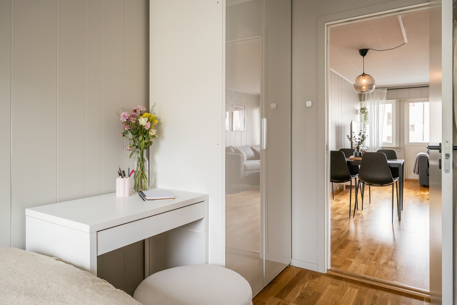 Det er garderobeskap på begge soverommene og disse medfølger handelen. Galleribilde