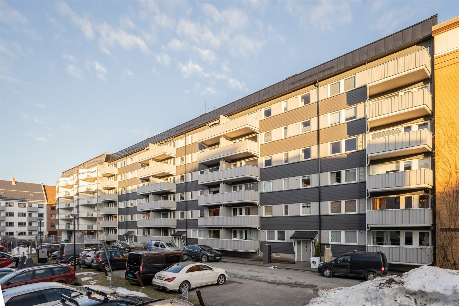 Leiligheten disponerer to boder i kjelleren og en på loftet for praktisk ekstra oppbevaring. Galleribilde