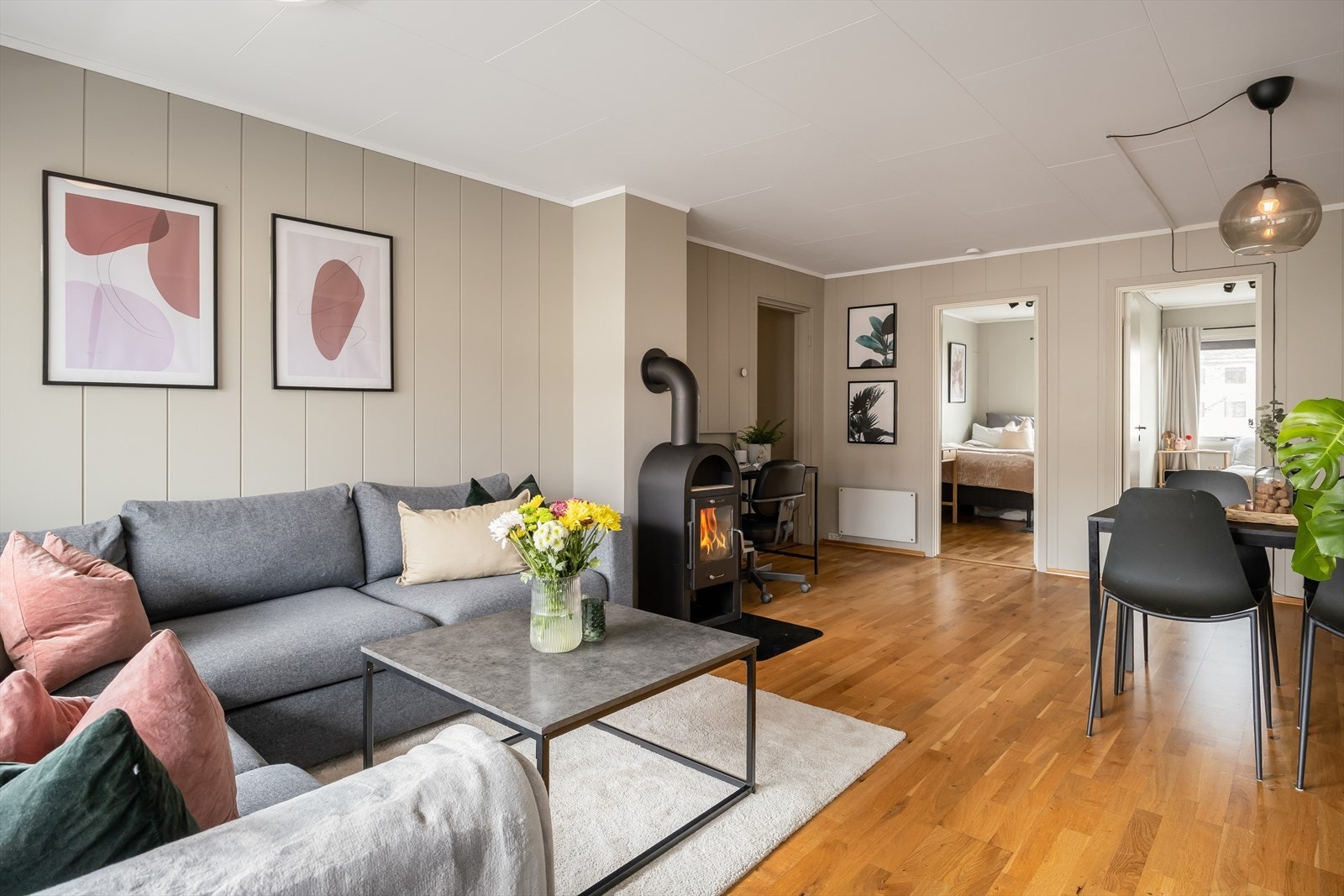 Leilighetens stue er på hele 25,5 m² og det er praktisk adskilt kjøkken. Felleskostnadene inkluderer blant annet betjening av andel fellesgjeld, TV/internett, kommunale avgifter, felles bygningsforsikring og diverse vedlikehold/drift iht. regnskap. Galleribilde