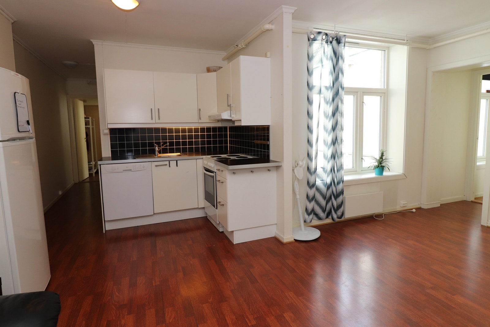 Kjøkken med hvitevarer Galleribilde