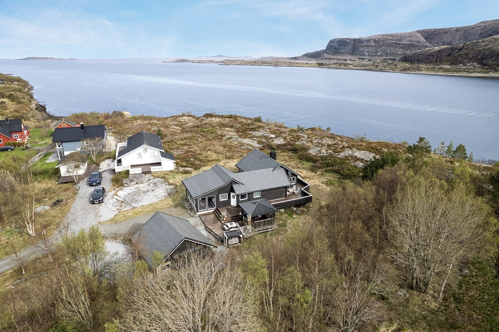 Området i drone perspektiv. Her kan du se Hurtigruten passere forbi. Galleribilde