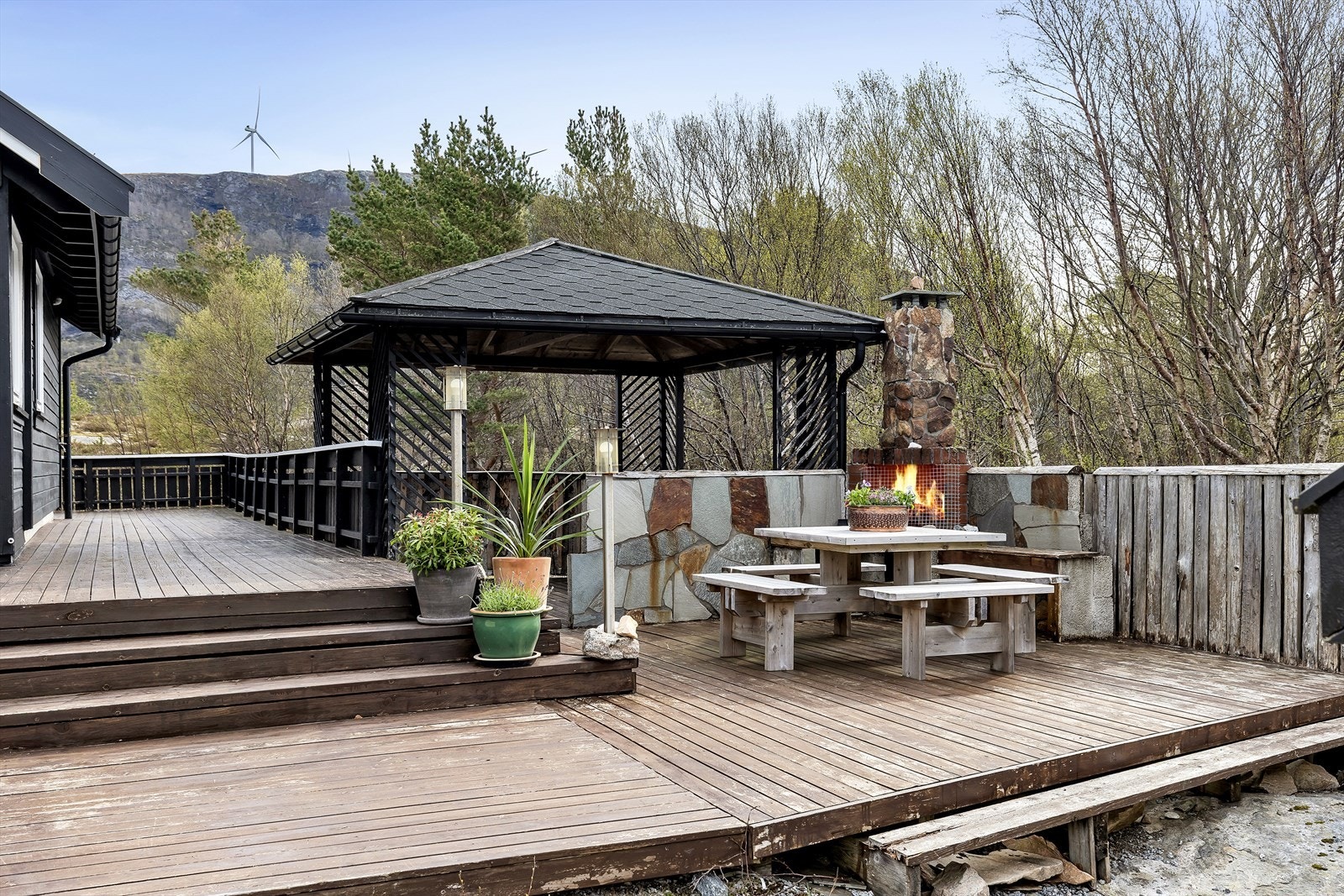 Den overbygde paviljongen skaper en lun uteplass som kan nytes hele sommerhalvåret. Galleribilde