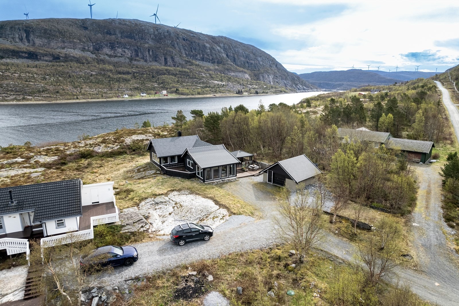 Enkel adkomst med bil helt frem til hytta - komfortabelt og praktisk hele året. Galleribilde