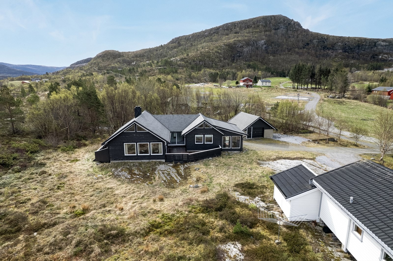 Flott naturtomt med gode solforhold hele dagen. Galleribilde