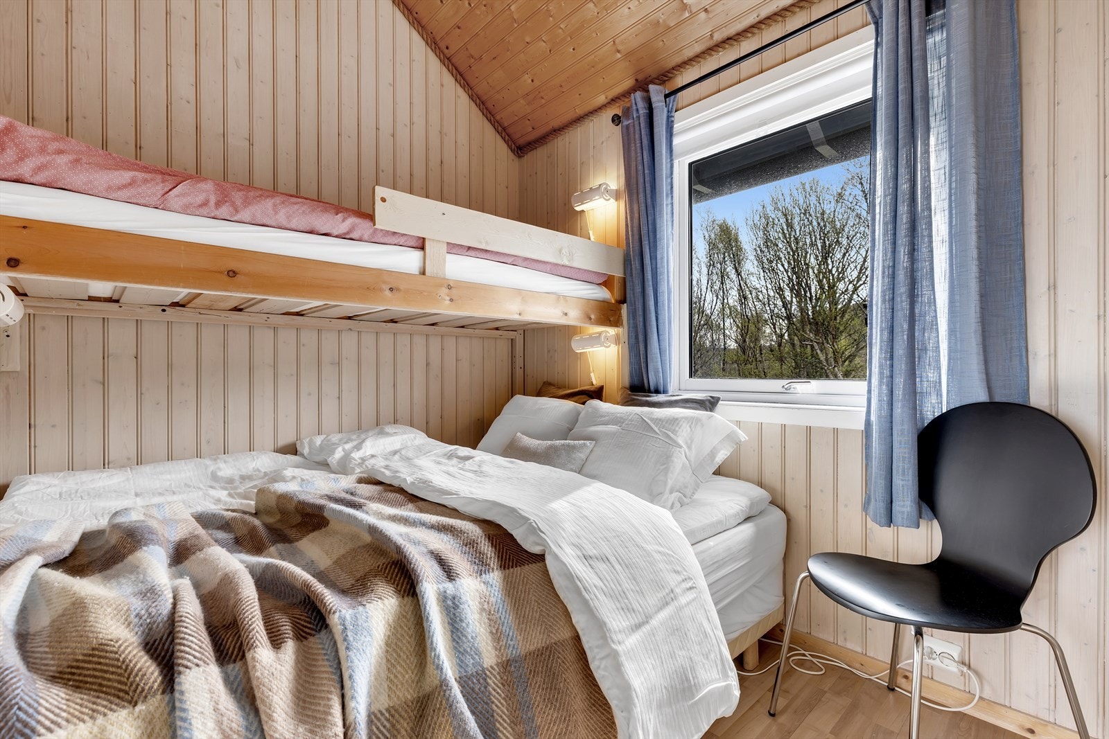 Soverom 2 har en praktisk køyeseng som sørger for effektiv utnyttelse av både plass og sengekapasitet. Galleribilde