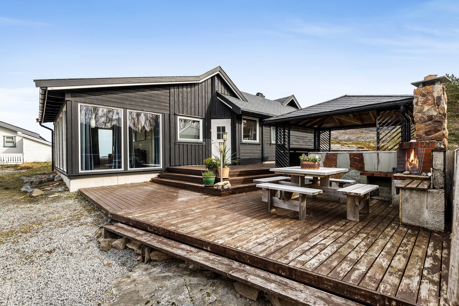 Hytta har en romslig terrasse som strekker seg rundt store deler av bygget og inviterer til solrike dager og lange kvelder utendørs. Galleribilde