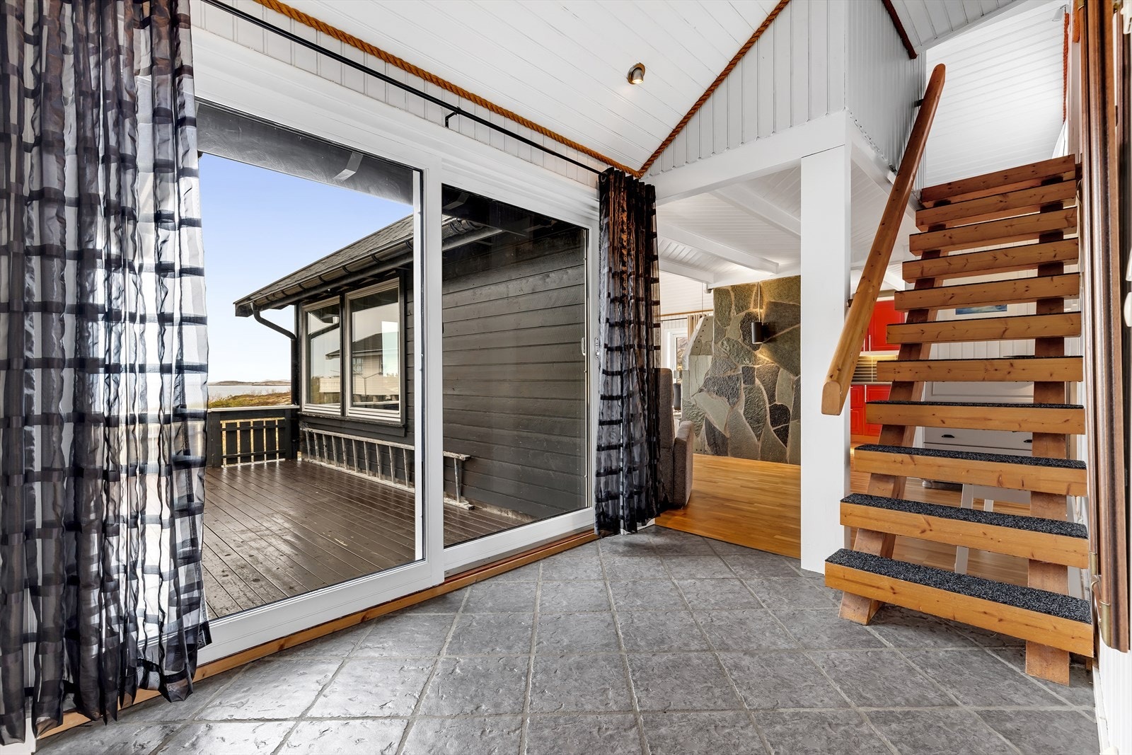 Hytten består av stue/kjøkken, bad, gang, bod, garderobe, vinterhage, 2 soverom og hems. Galleribilde