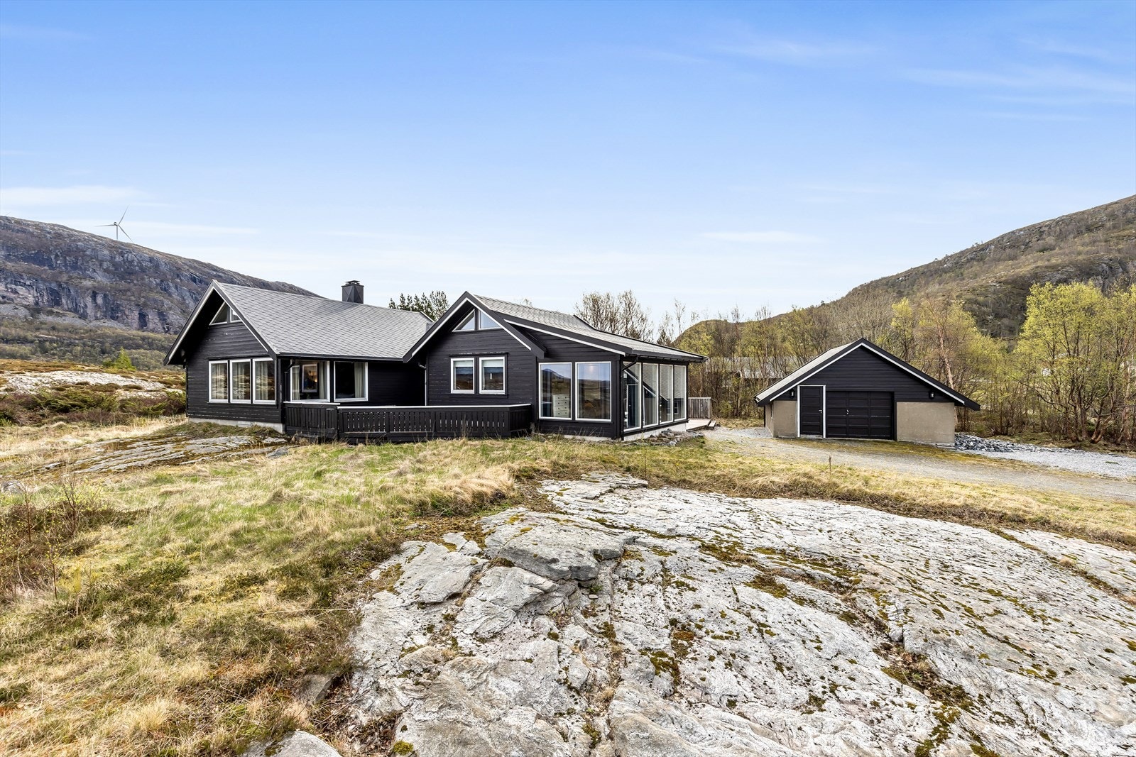 Velkommen til Sundetveien 214! En herlig fritidsbolig beliggende på vakre Stokkøya. Galleribilde