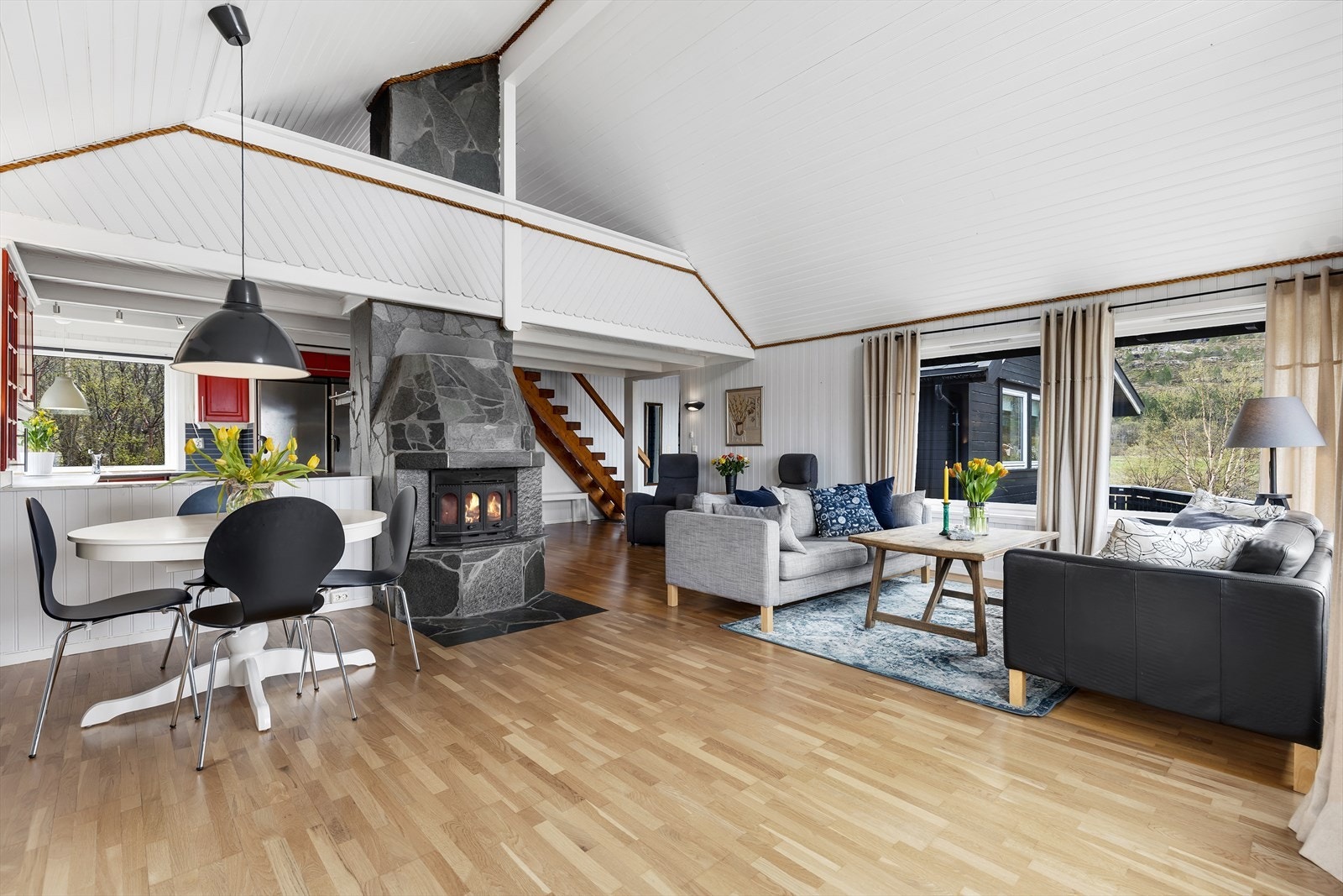 Fritidsboligen er vedlikeholdt og holder normal god standard. Lyst fargevalg og god takhøyde som appellerer til de fleste. Galleribilde