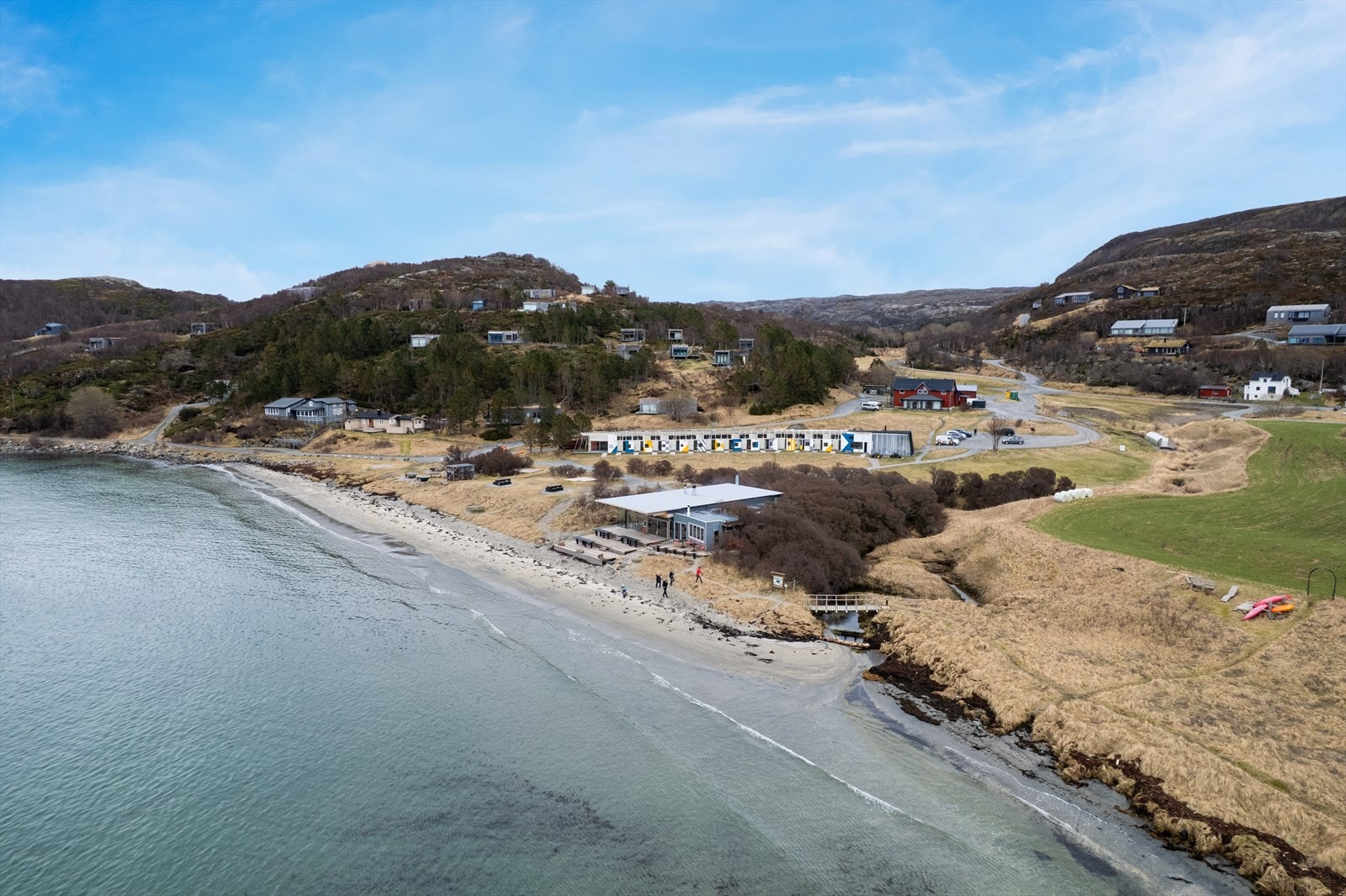Her finner du eksotiske Hosnasand, Stokkøya Strandhotell og Strandbaren med sitt unike matkonsept. Et aktivt lokalmiljø med kultur- og fritidstilbud. Galleribilde