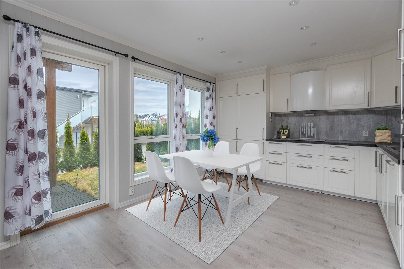 Lyst kjøkken med plass til kjøkkenbord (fotostyling) Galleribilde