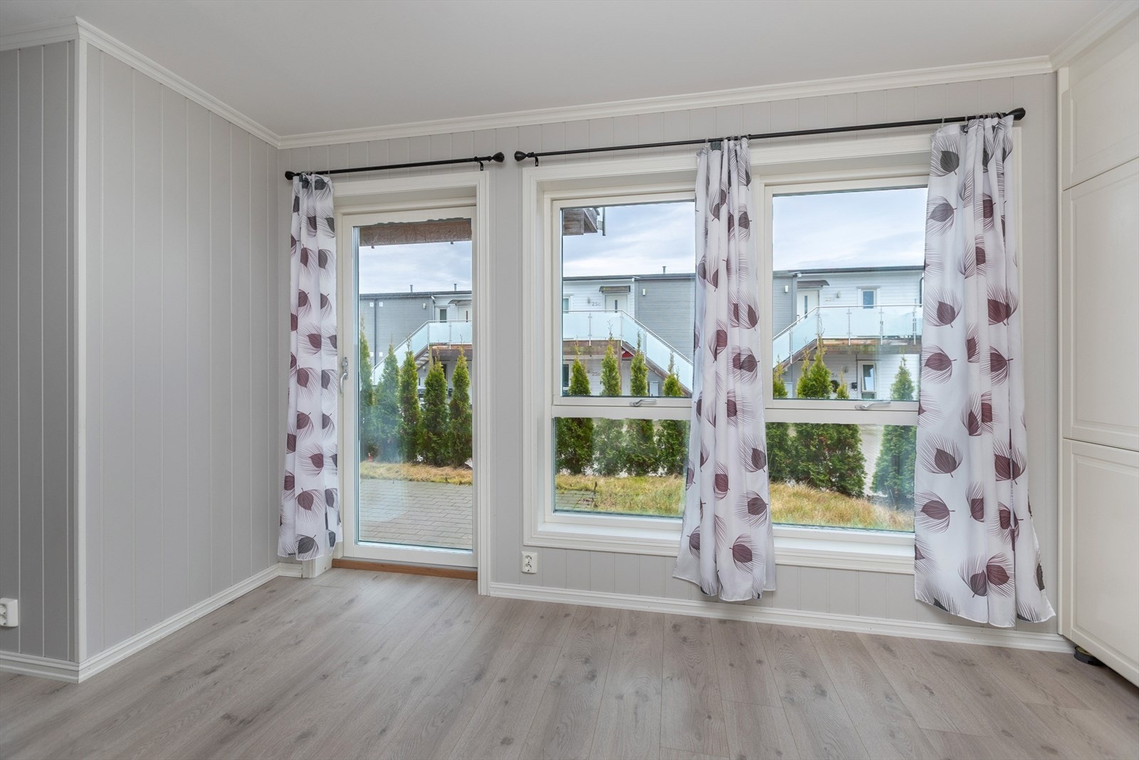 Utgang fra kjøkken til terrasse Galleribilde