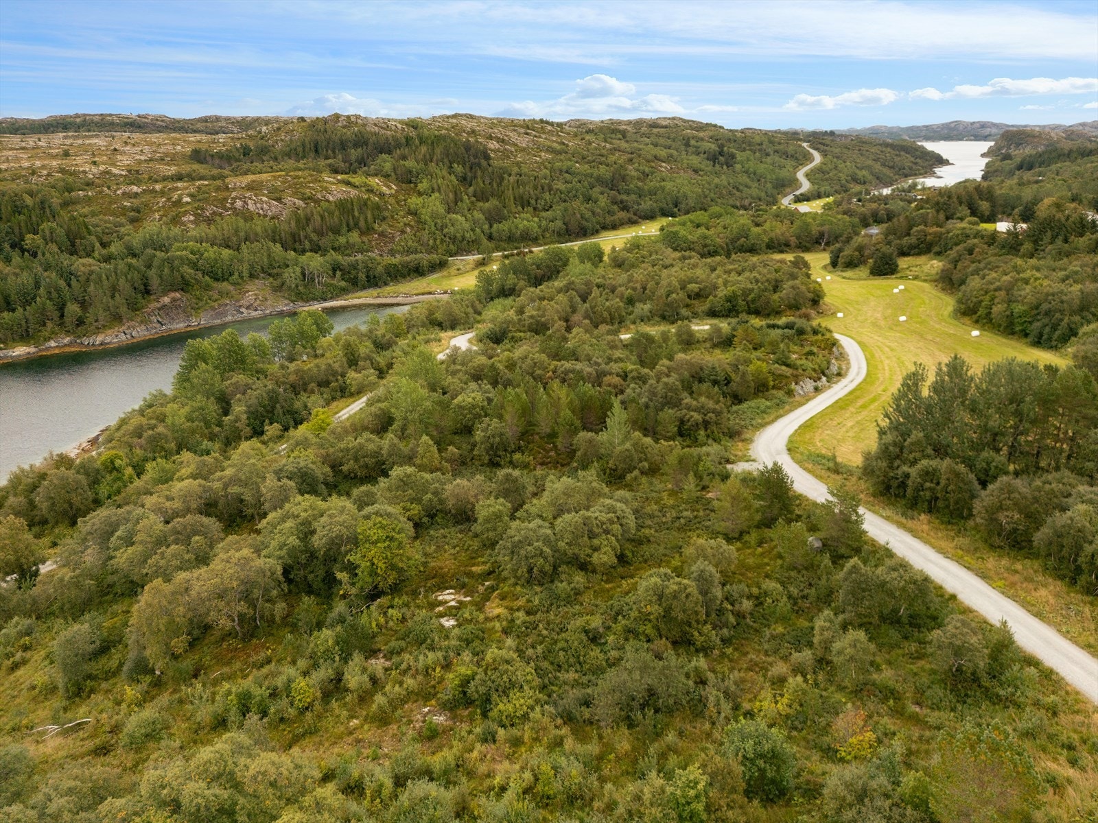 Her er det kort vei til Fillan sentrum med butikker, service og fasiliteter. Galleribilde