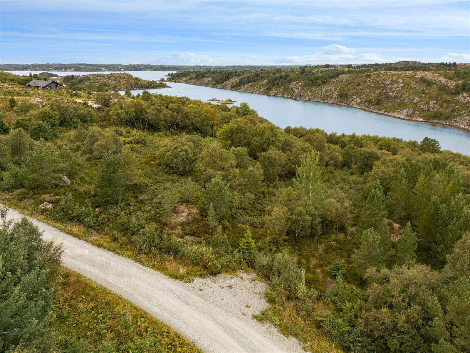 Her får du rolig og naturskjønn beliggenhet med flotte turmuligheter langs kysten. Galleribilde