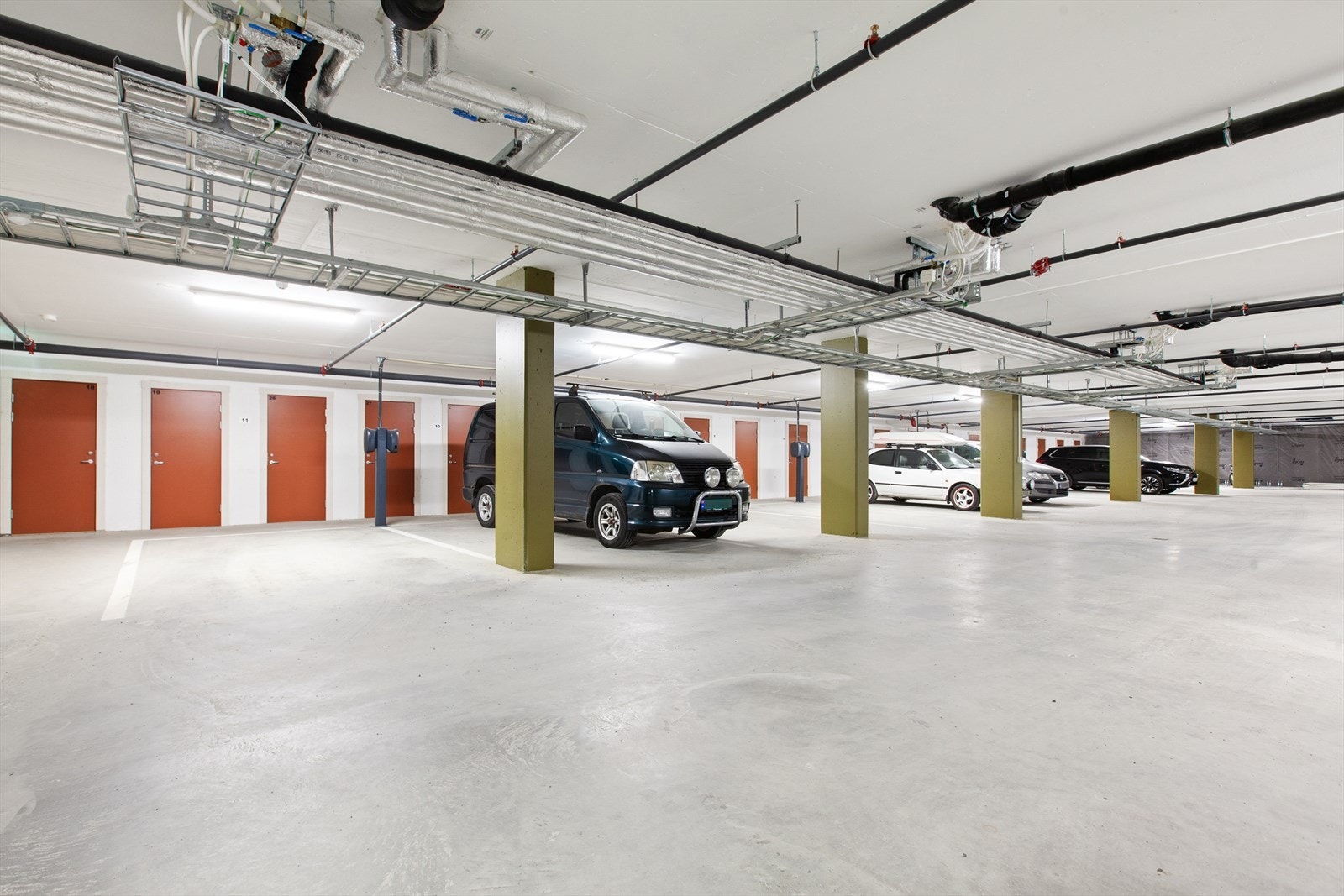 Det medfølger fast parkeringsplass i p-kjeller med opplegg for elbillader. Her har man og egen sportsbod. Galleribilde