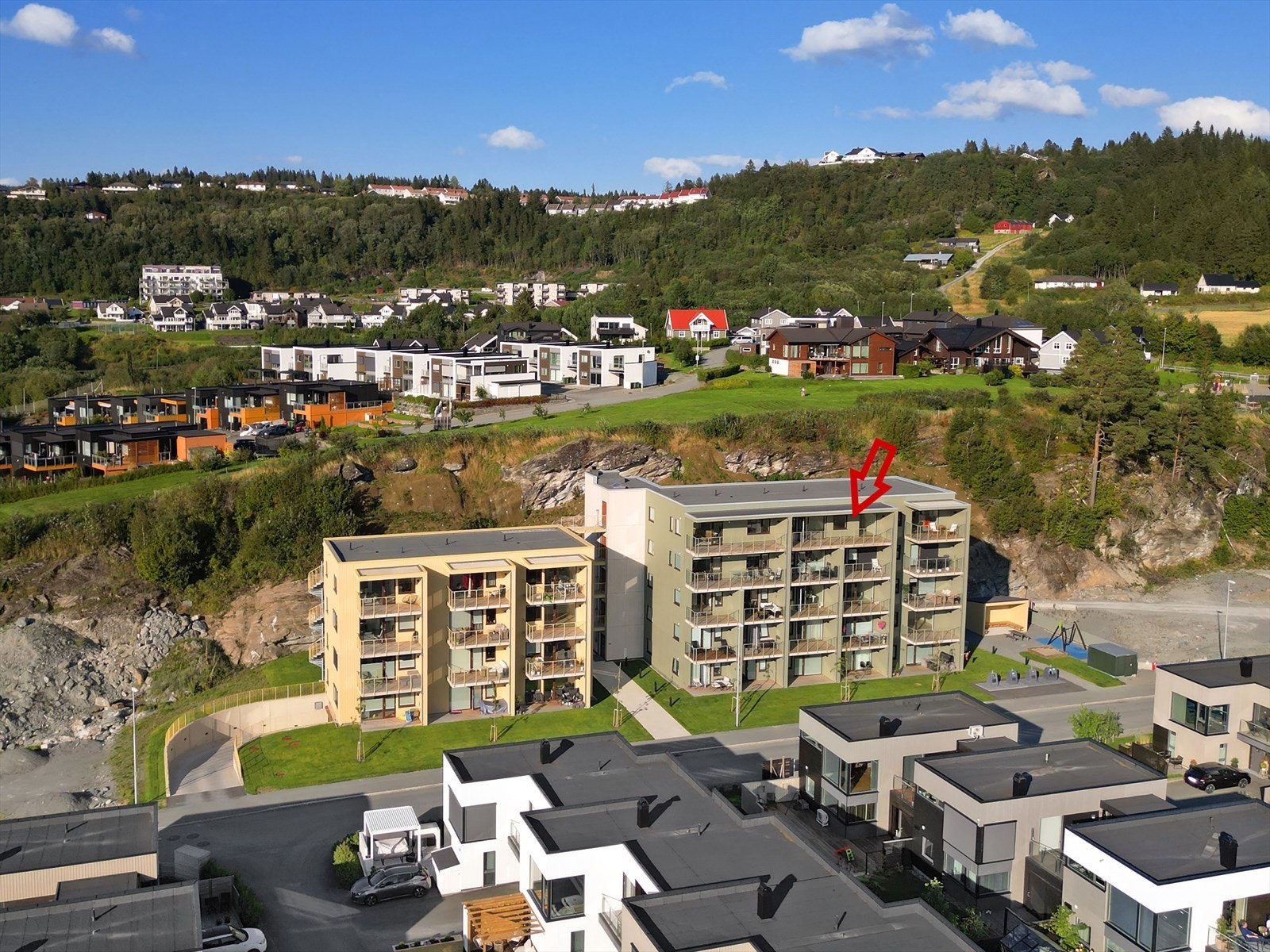 Det er gangvei ca. 2 km til Stjørdal sentrum. Det er også bussforbindelse like ved som går til Stjørdal Stasjon og sentrum. Galleribilde