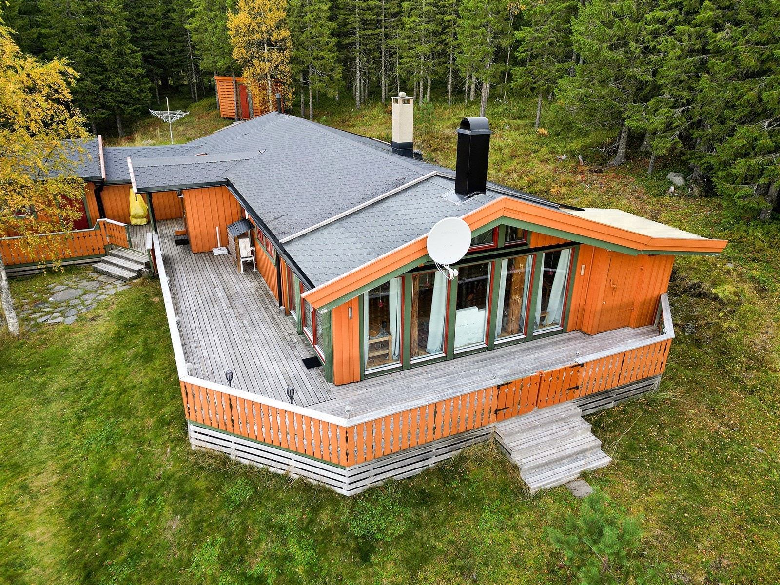 Hytta fremstår med behov for vedlikehold, men stort potensiale. Galleribilde
