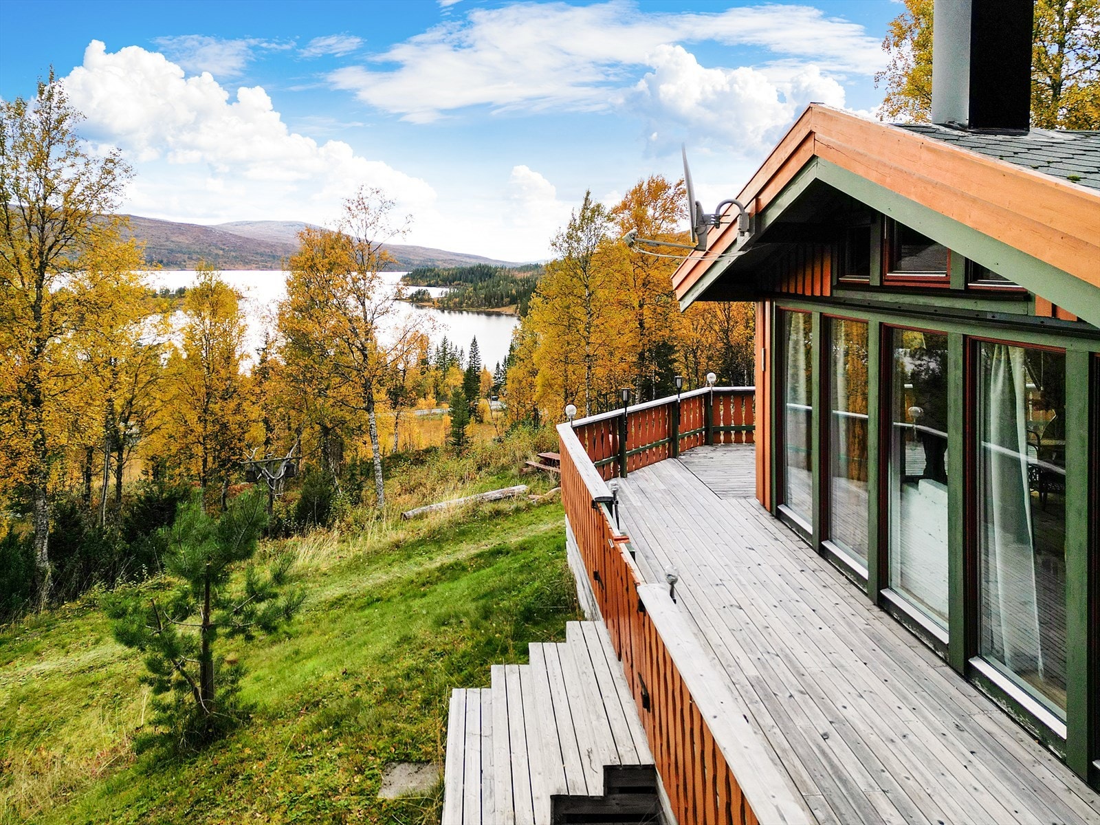 Eiendommen byr på flotte uteområder med gode sol- og utsiktforhold. Galleribilde