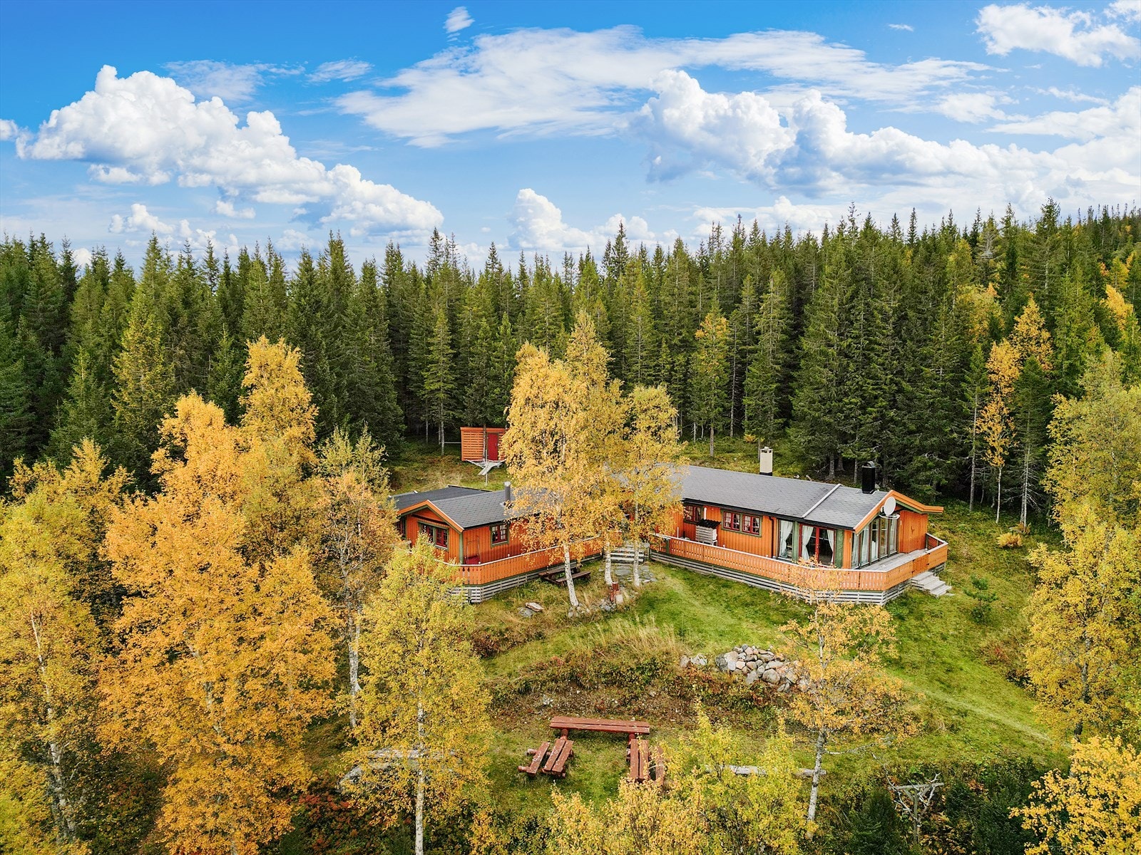 Herlige omgivelser og medfølgende naust gjør at man har alt til rette for fantastisk hytteliv både sommer og vinter. Galleribilde