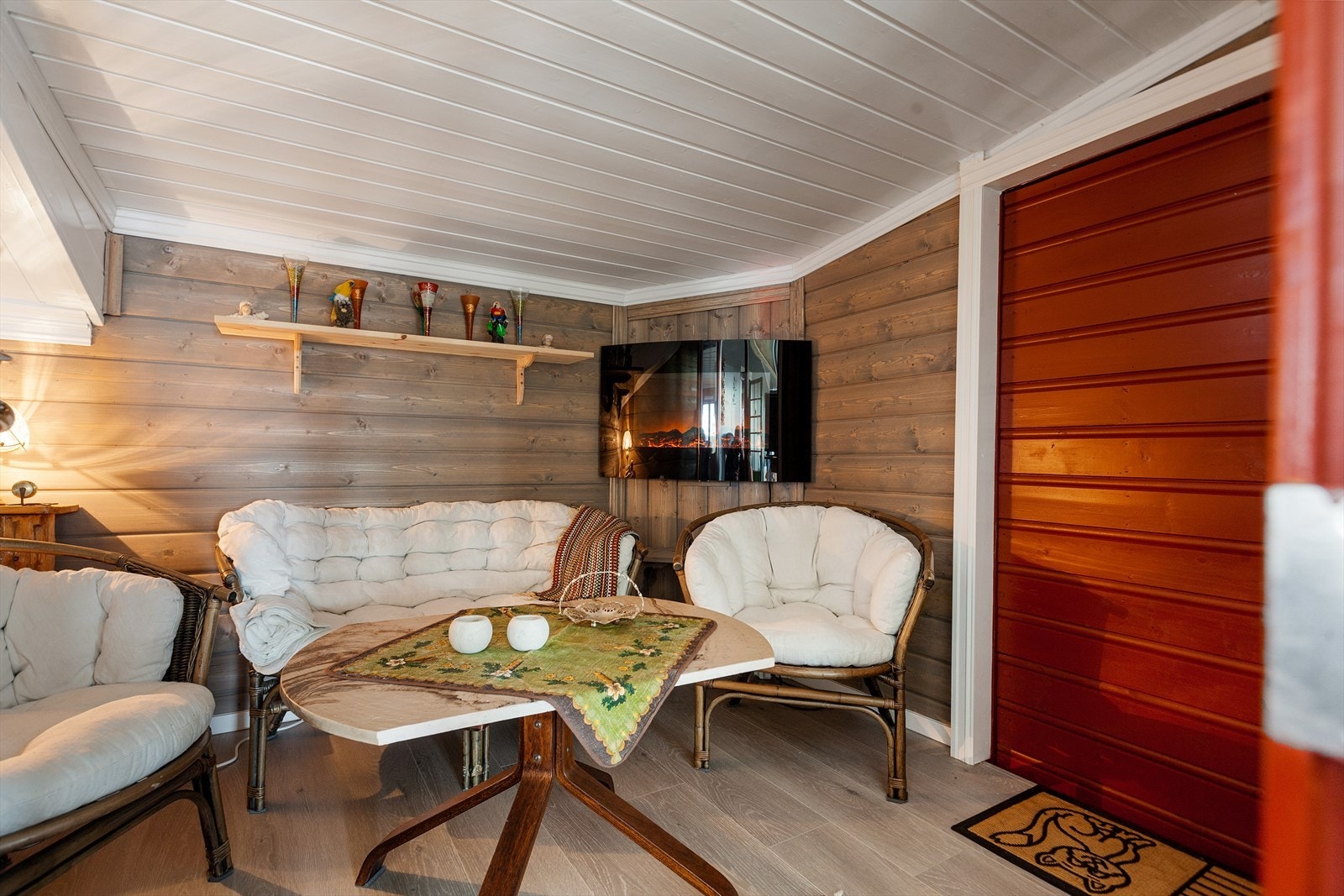 Av oppvarmingskilder har man både vedovn og varmepumpe som varmer godt på kalde vintersdager. Galleribilde