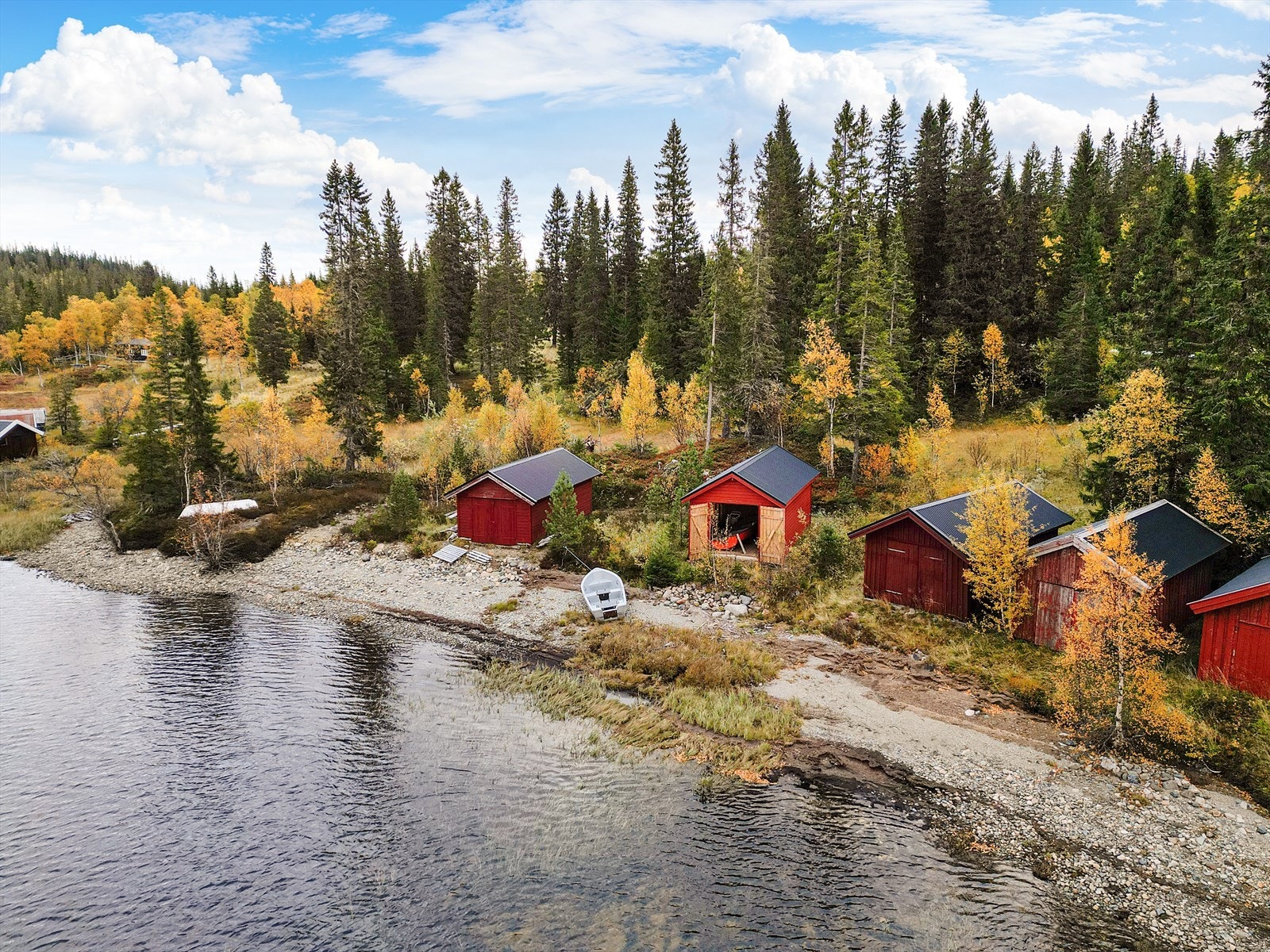 Fra hytta er det kort og enkel adkomst ned til vannkanten hvor det er satt opp tilhørende naust. Galleribilde