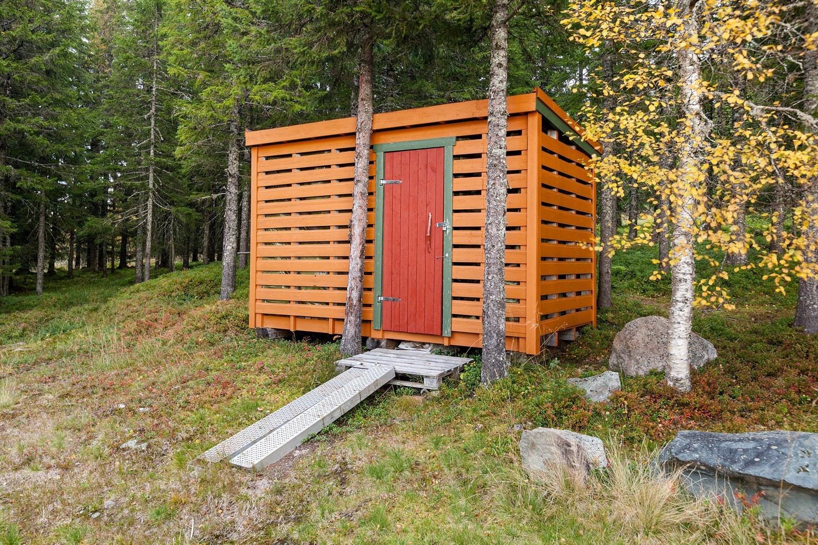 Utvendig har man en romslig bod med god plass til oppbevaring. Galleribilde