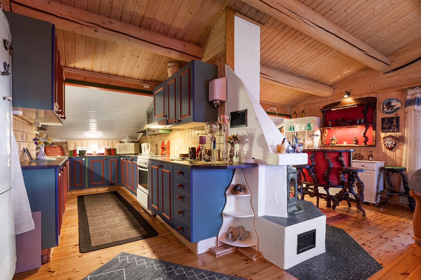 Pent kjøkken med åpen løsning til spisestue. Galleribilde