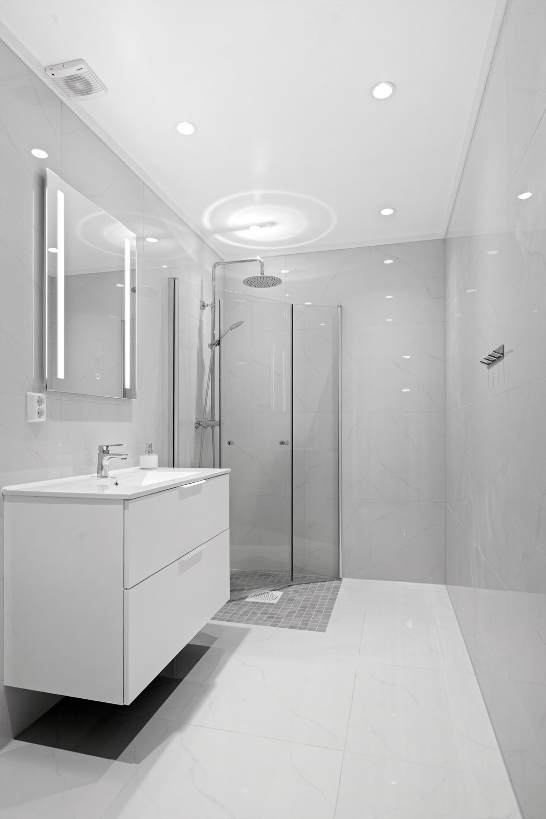 Badet har downlights i himling Galleribilde