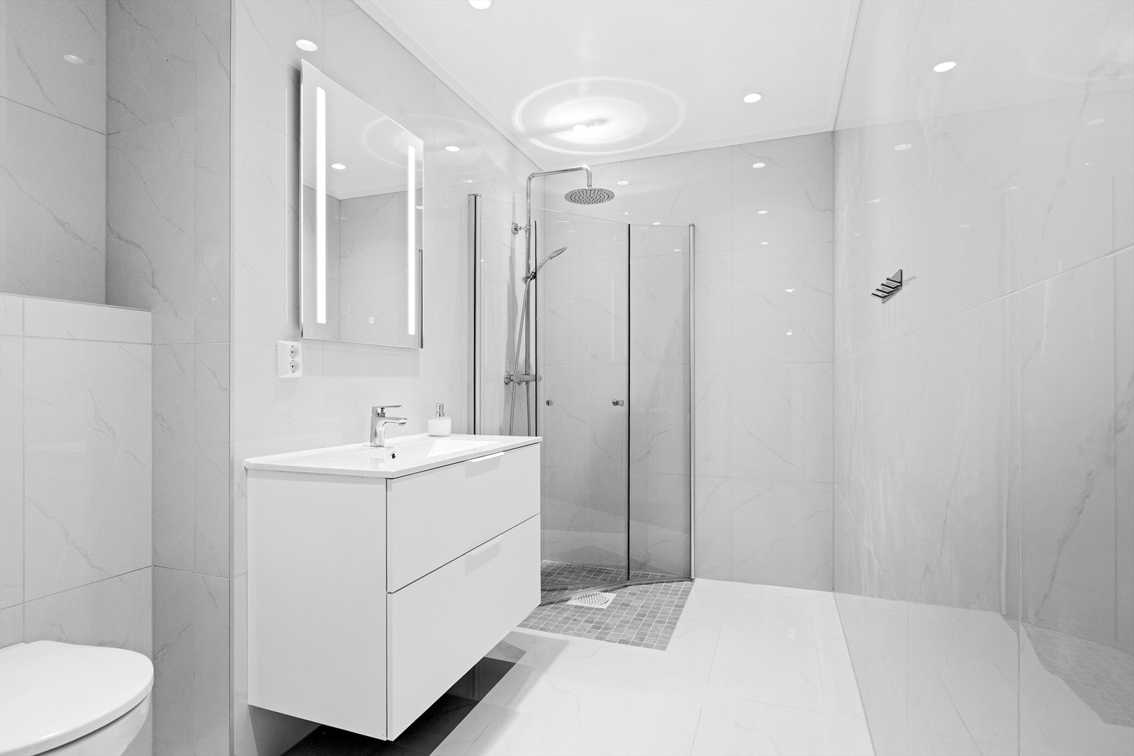 Helt nytt flislagt bad utført av godkjent firma med dokumentasjon Galleribilde