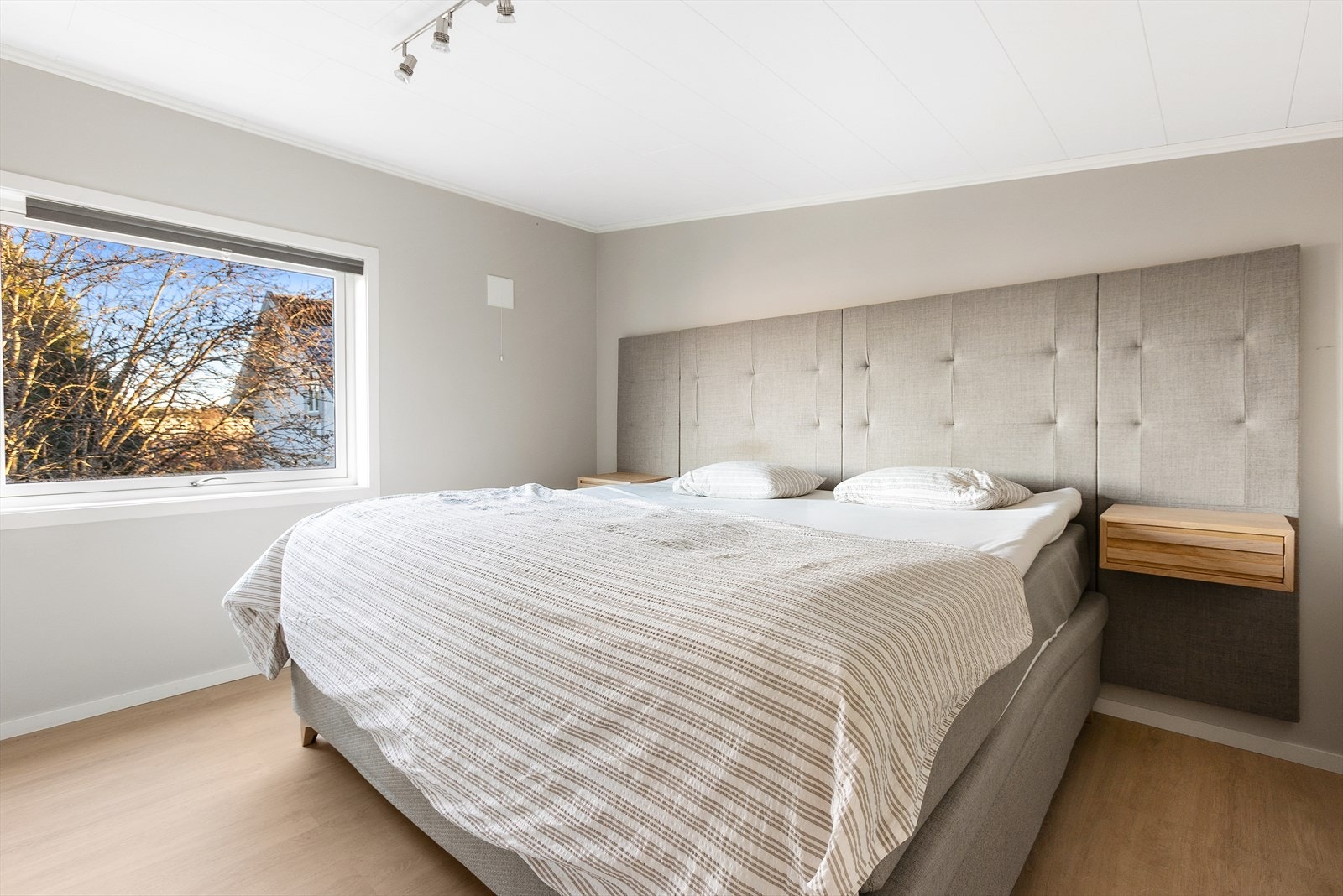 Hovedsoverommet har god plass til dobbeltseng og tilhørende møblement. Galleribilde