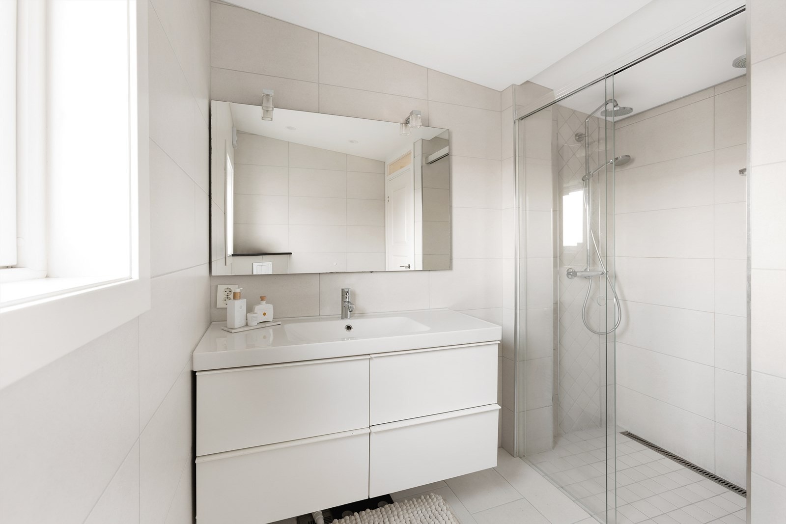 Badet i første etasje er helfliset og utstyrt med en romslig dusjnisje. Galleribilde