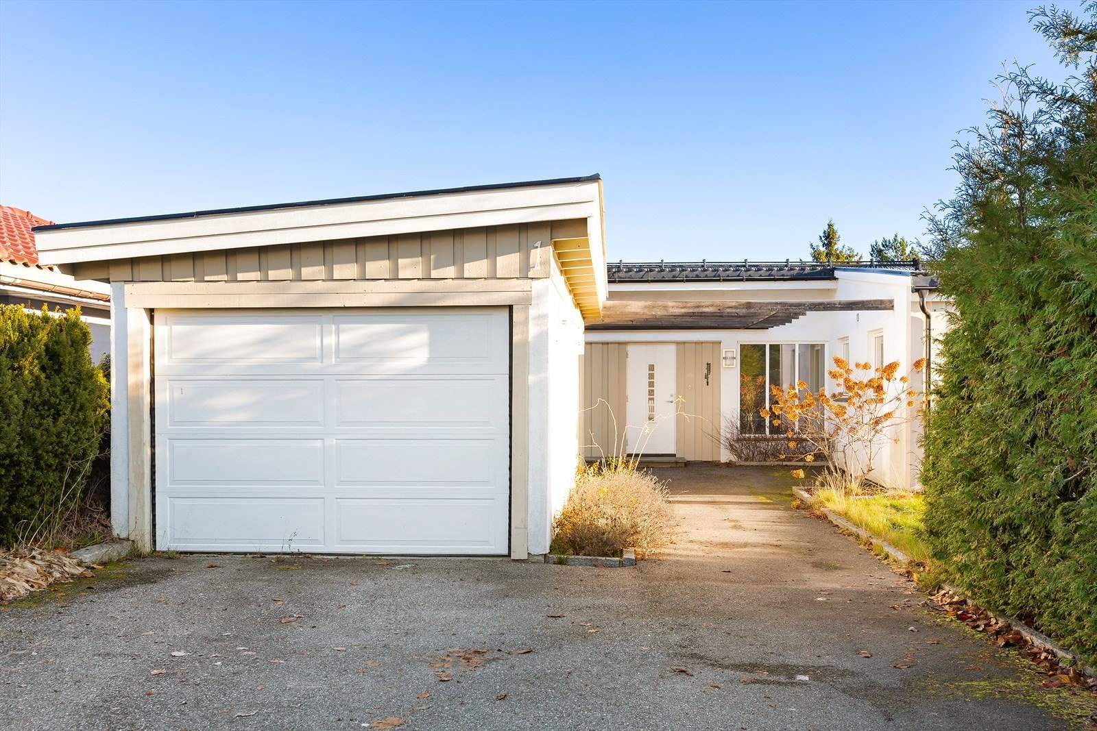 Eiendommen har en praktisk garasje i tilknytning til inngangspartiet. Galleribilde