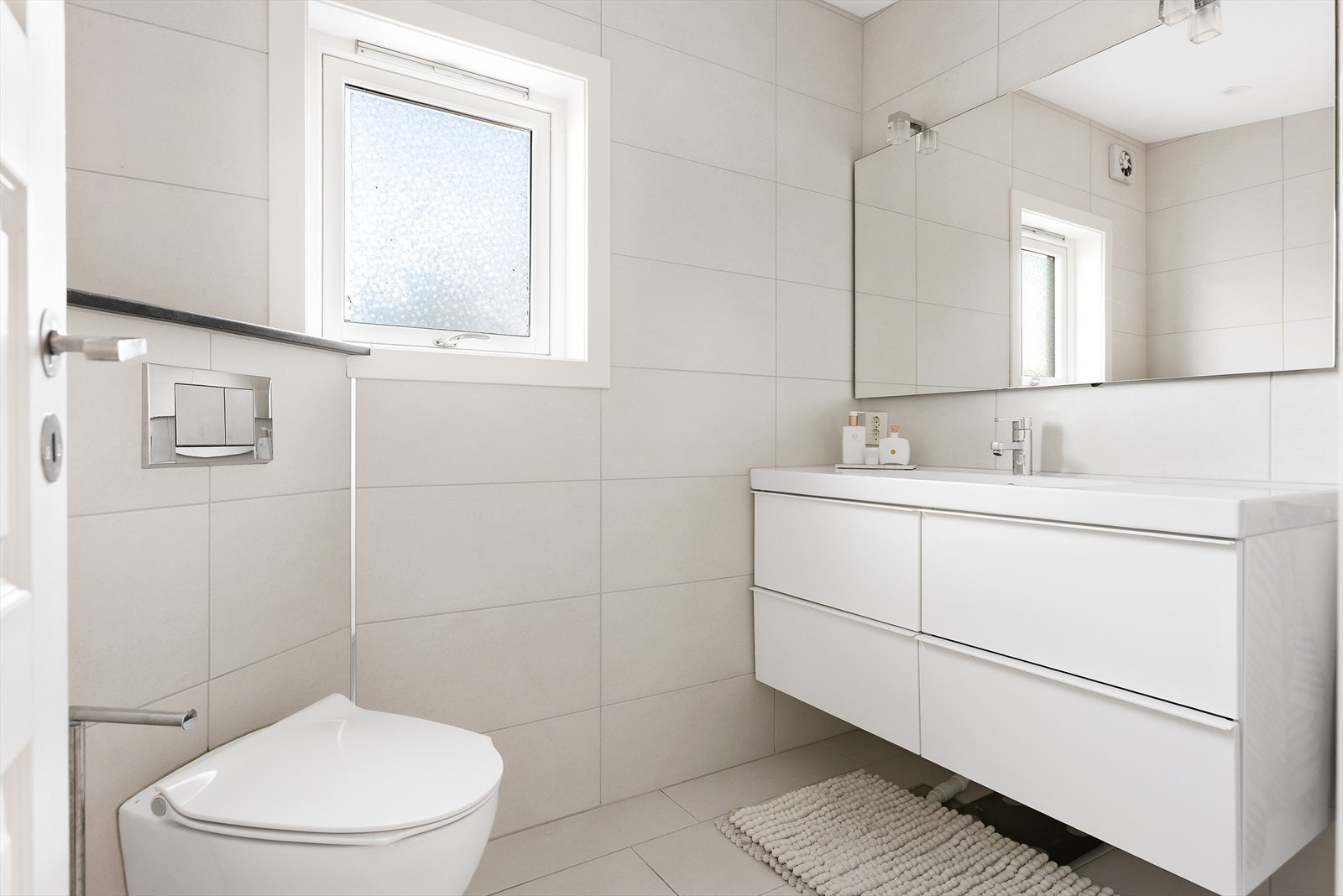 Baderomsinnredningen har doble skuffer for god oppbevaring, samt vegghengt toalett. Galleribilde